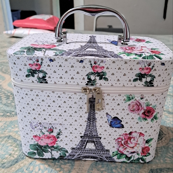 Boutique Love in Paris Rhinestone Beauty Train Cases Set of 3 - Picture 7 of 11